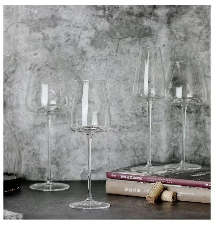 Simple light luxury transparent burgundy red wine glass