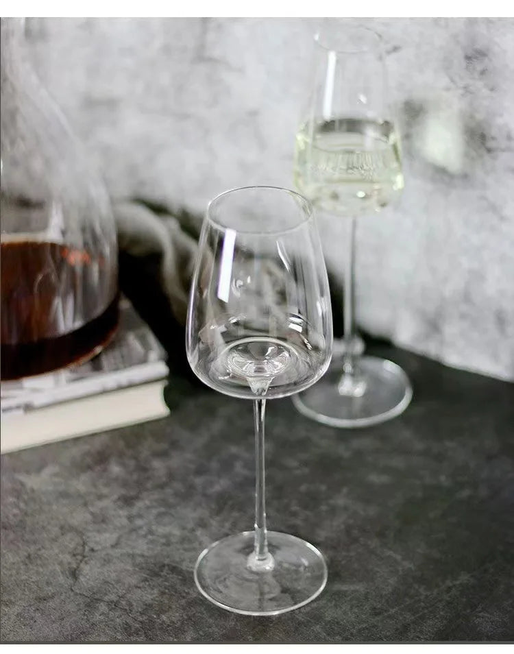 Simple light luxury transparent burgundy red wine glass