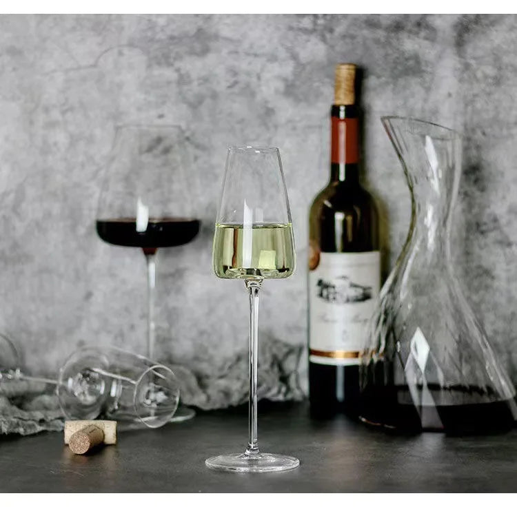Simple light luxury transparent burgundy red wine glass